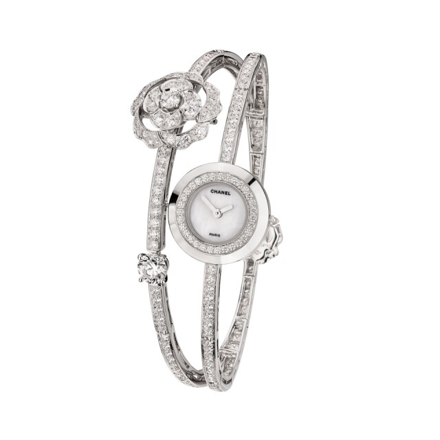 Chanel 全新頂級珠寶系列，向你展示山茶花的五種佩戴方法