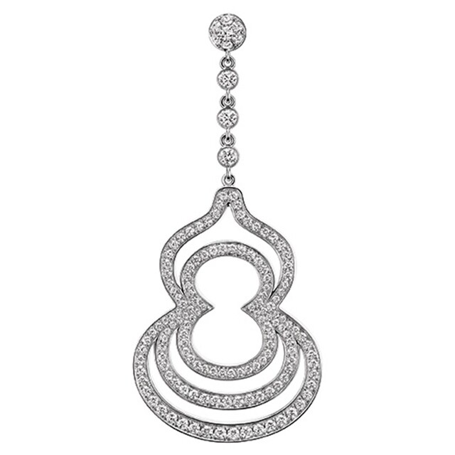 Wulu 18K 白金鑲鑽石耳環，設計高貴大方，流露優雅奢華的氣派。