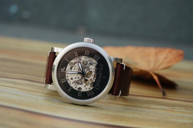Selene Watches 另一款式採用鏤空錶面的設計，讓人可一窺機械機芯的結構。