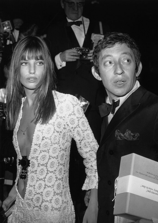Jane Birkin 穿著透視鉤花連身裙與男友 Serge Gainsbourg 出席晚宴。