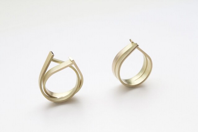 Flow series III 18K 黃金戒指體現出 Hugo Yeung 的簡約結構美學。