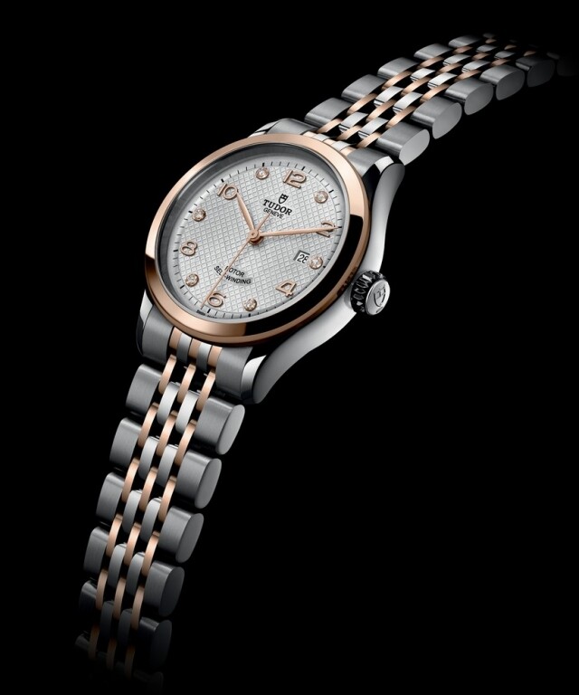 Tudor 1926 系列女裝手錶亦帶銀色浮雕裝飾錶面款,同樣於單數時標鑲嵌上 6 顆鑽石。 Tudor 1926 系列女裝手錶亦帶銀色浮雕裝飾錶面款,同樣於單數時標鑲嵌上 6 顆鑽石。