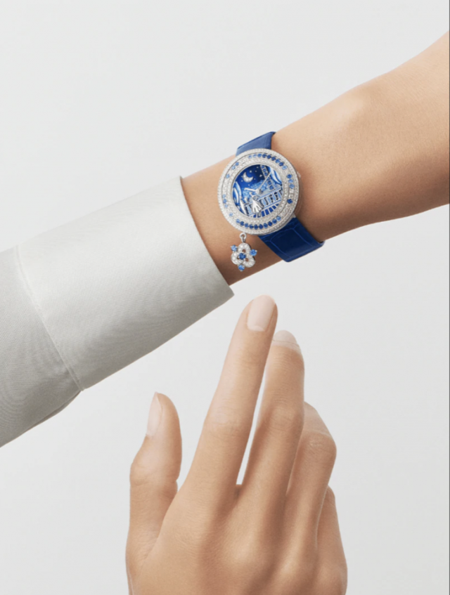 Van Cleef & Arpels Charms Romance Parisienne Retrouvailles 手錶飾有象徵幸運的白 K 金旋轉吊飾，鑲嵌鑽石及藍寶石。