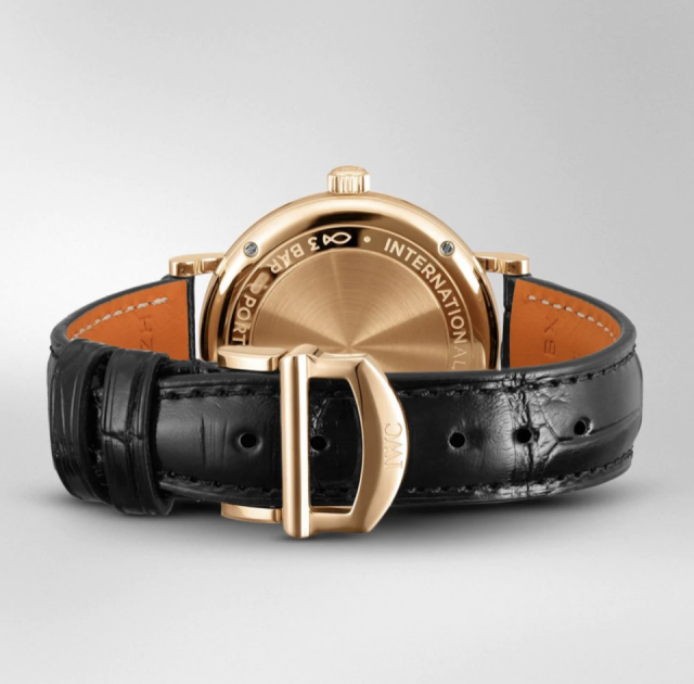 手錶配備義大利鞋履名牌 Santoni 手繪黑色鱷魚皮錶帶；簡單易用的錶帶更換系統，可隨不同服裝或場合快速變裝。