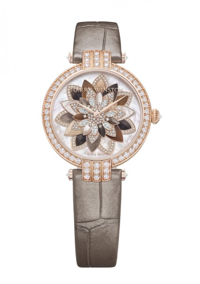 Harry Winston 最新 Premier 系列 Lotus 手錶靈感源自品牌的 Lotus Cluster 珠寶系列，每片花瓣以 18K 白金或玫瑰金塑形，並鑲滿各種不同的珍貴寶石。
