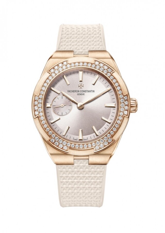 Vacheron Constantin Overseas 自動上鏈手錶的六面立體錶圈上，鑲飾有總重超過 1 克拉的 84 顆圓形切割鑽石。