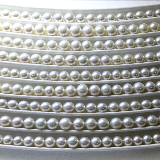 珍珠是自然產物，渾然天成，或多或少都會有些小瑕疵，而且大小不一