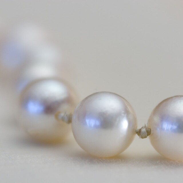 珍珠的鑽孔邊緣清晰圓滑，不會有尖銳的手感或藏有沉積物