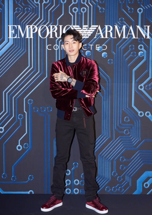 韓國人氣偶像Jay Park配戴 Emporio Armani 首款觸屏式智能腕錶。