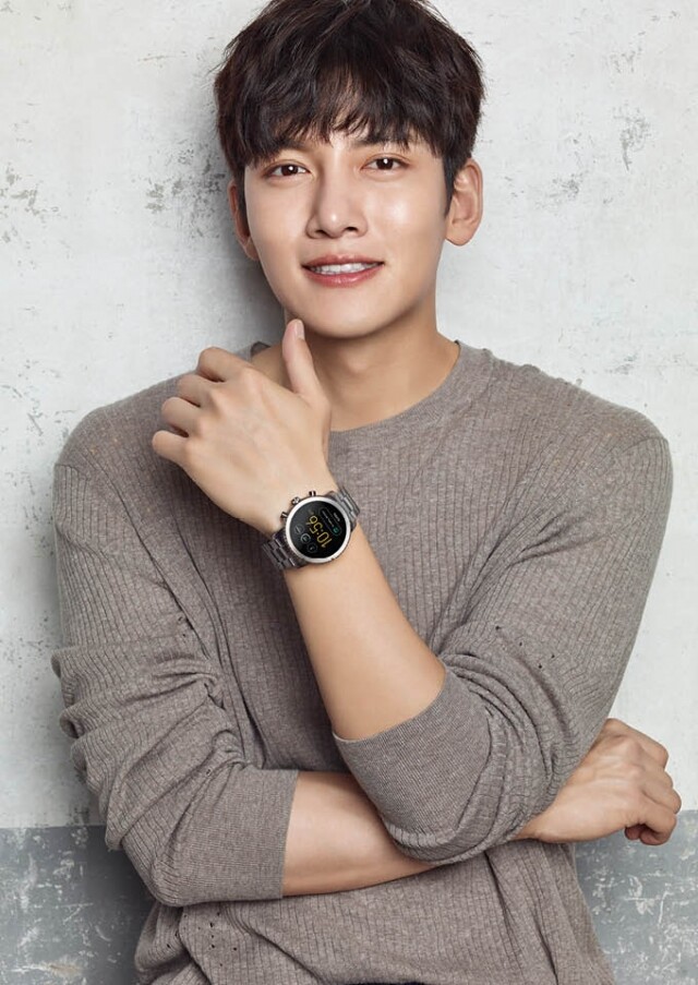 人氣韓星池昌旭推介品牌 Q Explorist 觸屏式智能腕錶的錶面自訂功能。