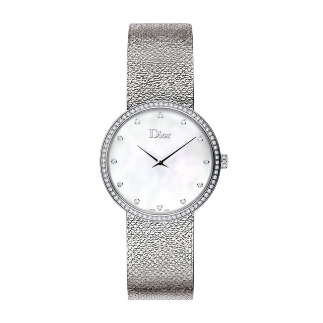 Dior Joaillerie La D De Dior 系列 要搶眼或許未必需要十分誇張，Dior Joaillerie La D De Dior 系列手錶便以簡約大方為重點，以米蘭網織金屬創作出錶帶，如絲帶般柔軟輕盈，緊貼在手腕上，流露著女性的柔美，加上貝母錶盤，更顯優雅詩意。