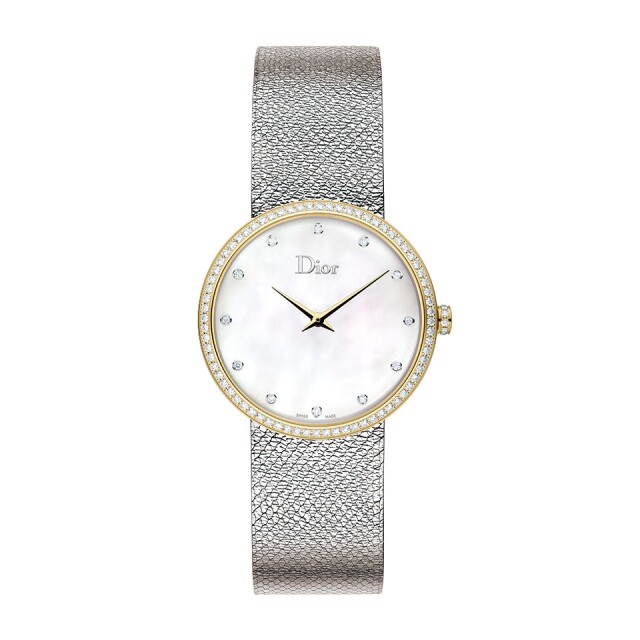 Dior Joaillerie La D De Dior 系列 要搶眼或許未必需要十分誇張，Dior Joaillerie La D De Dior 系列手錶便以簡約大方為重點，以米蘭網織金屬創作出錶帶，如絲帶般柔軟輕盈，緊貼在手腕上，流露著女性的柔美，加上貝母錶盤，更顯優雅詩意。