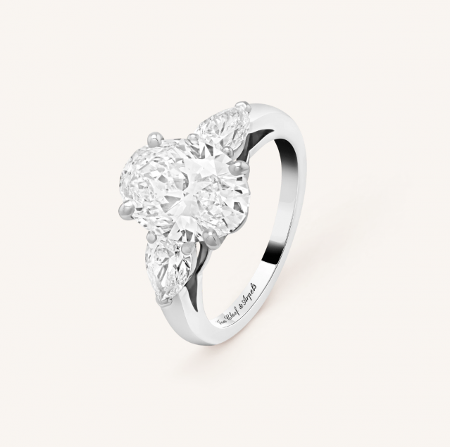 Van Cleef & Arpels 橢圓形切割鑽石鉑金戒指 橢圓形 Oval Cut 與圓形鑽石相似，相比下橢圓形鑽石能突顯手指的纖幼，近年更受女士們的歡迎，而最好的橢圓形鑽石比例是1.5: 1。