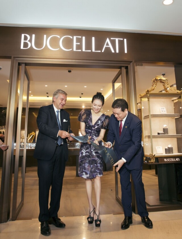 Andrea Buccellati 先生、董事長徐建剛先生，以及章子怡一同為新店剪綵。