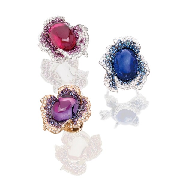 Palmiero的Embracing Flowers系列便運用了 不同色彩寶石作花蕊, 密鑲的彩鑽及白鑽拼湊 出生動的花瓣。