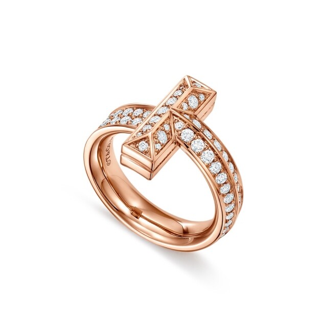 TIFFANY & CO. Tiffany T1 系列 18K 玫瑰金寬版全密鑲鑽石戒指。