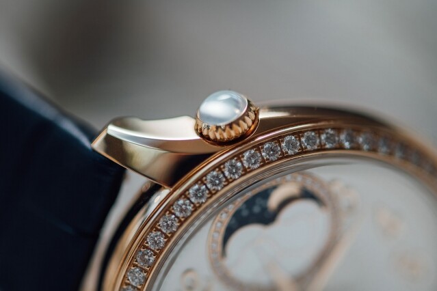 於不同錶款上，錶冠會分別鑲嵌上以弧面切割的月光石或玫瑰式切割的鑽石。