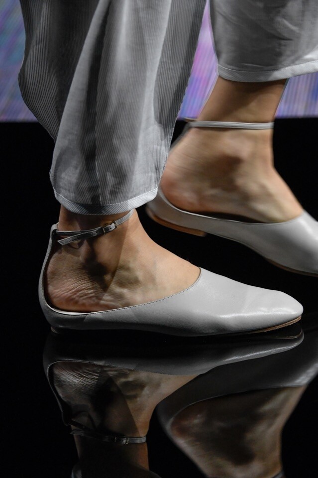 Giorgio Armani 灰色平底鞋