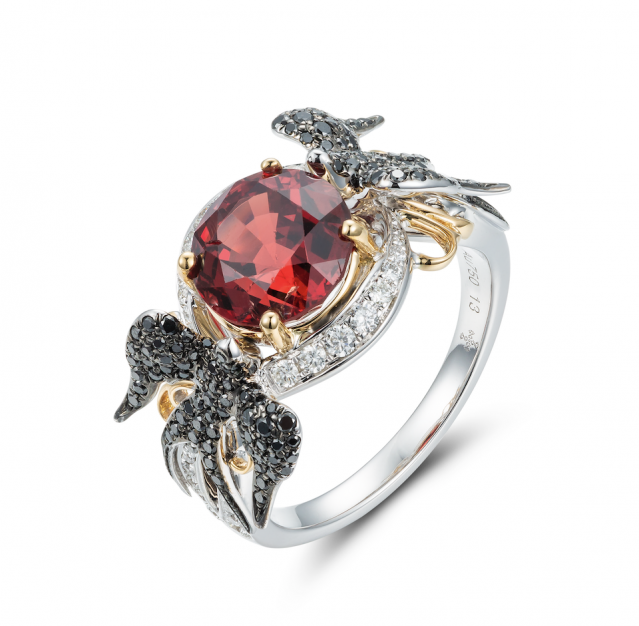 Styllery Gems 盛紫微設計師團隊以雙鳥設計尖晶石鑲鑽戒指。