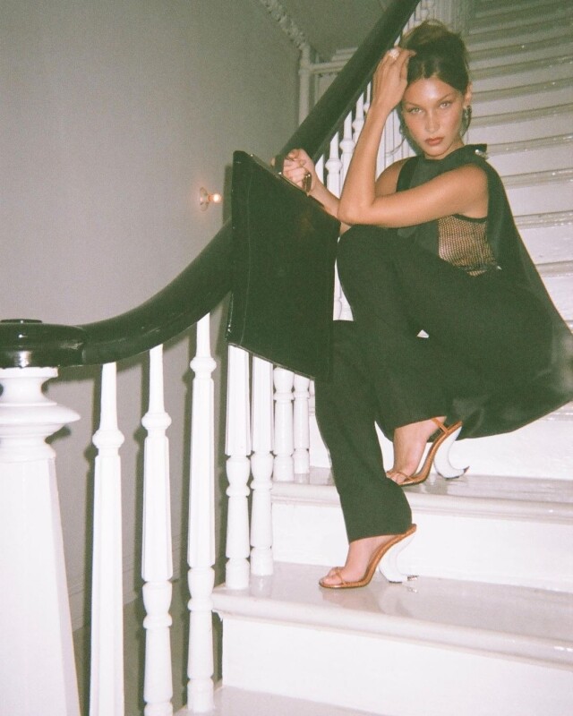 名模 Bella Hadid 就算在居家隔離期，都不忘拿著 Givenchy shopper bag 在梯間拍照。