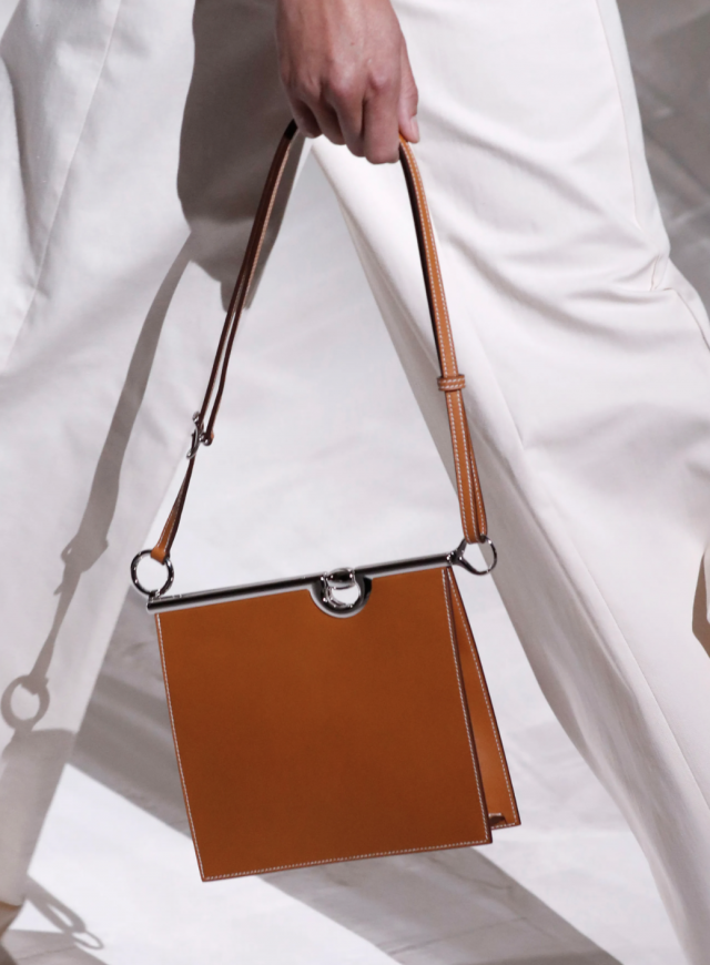 Hermès S/S 21 伸展台上，全新手袋款式的其中一款就是 Mors de Bride 矩形平面袋，頂部封口如 Mors de Bride 飾品一樣以馬銜鐵為靈感作設計。