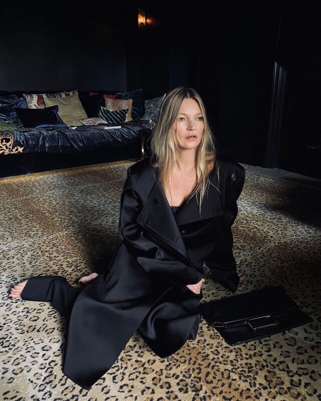 原來名模 Kate Moss 也是平面袋的擁躉，最新發布的 IG 照片，她一身全黑鬆身西裝配