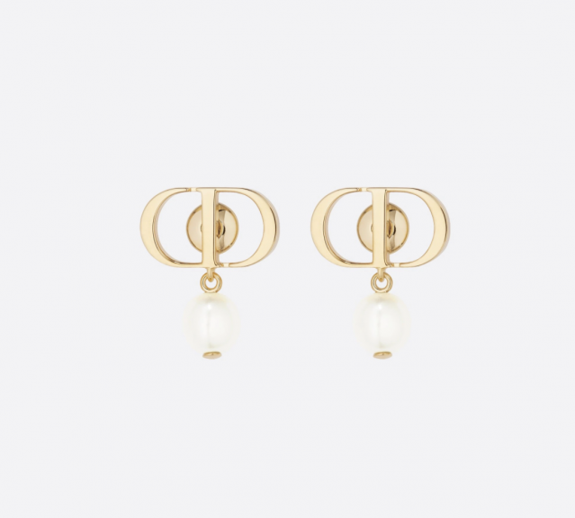 「$5000 消費券」買名牌攻略!Chanel、Hermes、Dior 可以買甚麼?還有甚麼商戶可以用?$5,000 預算以下的名牌單品:DIOR Petit CD 耳環 $3,200 「$5000 消費券」買名牌攻略!Chanel、Hermes、Dior 可以買甚麼?還有甚麼商戶可以用?$5,000 預算以下的名牌單品:DIOR Petit CD 耳環 $3,200