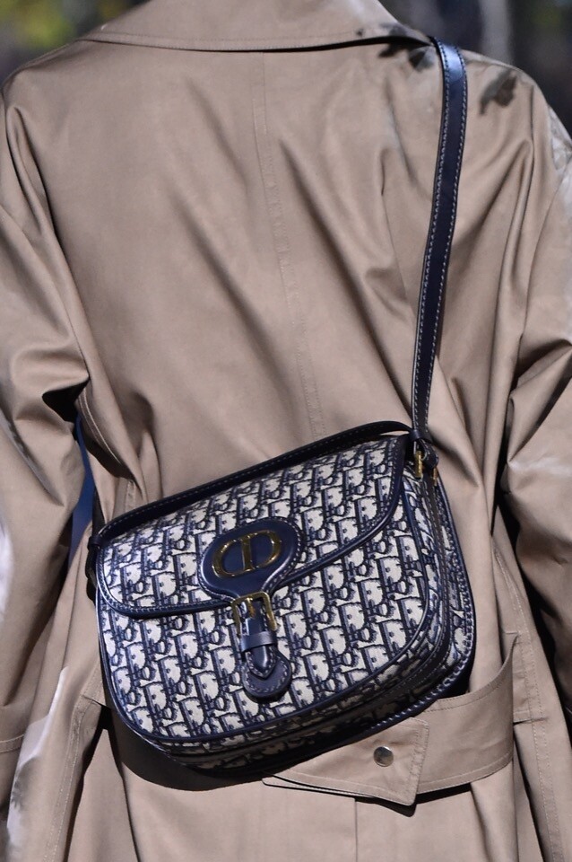 Dior Bobby Bag 手袋系列提供三種尺寸和四種顏色，黑色、米白色、咖啡色及 Dior Oblique 藍色帆布