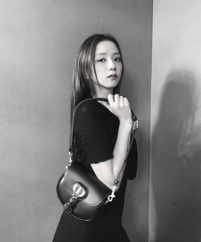 Dior Bobby Bag 一推出已經受到年青一輩的愛戴，韓團 Blackpink 成員 JiSoo 已經急不及待在 social media 上分享了新手袋。
