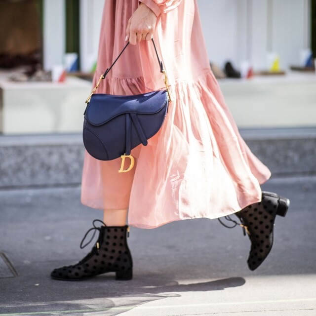 馬鞍型設計的 Dior Saddle Bag，近期已樂此不彼地以 Dior Saddle Bag 配襯不同風格的服飾。