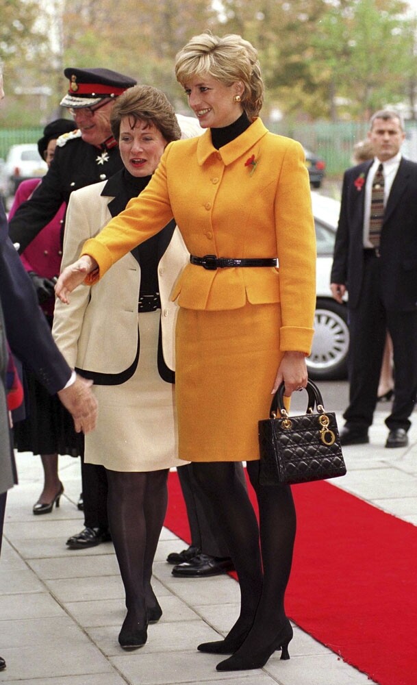 Lady Dior 因 Princess Diana 戴安娜而命名，而當年 Lady Dior 亦是她最常用的手袋款式之一。