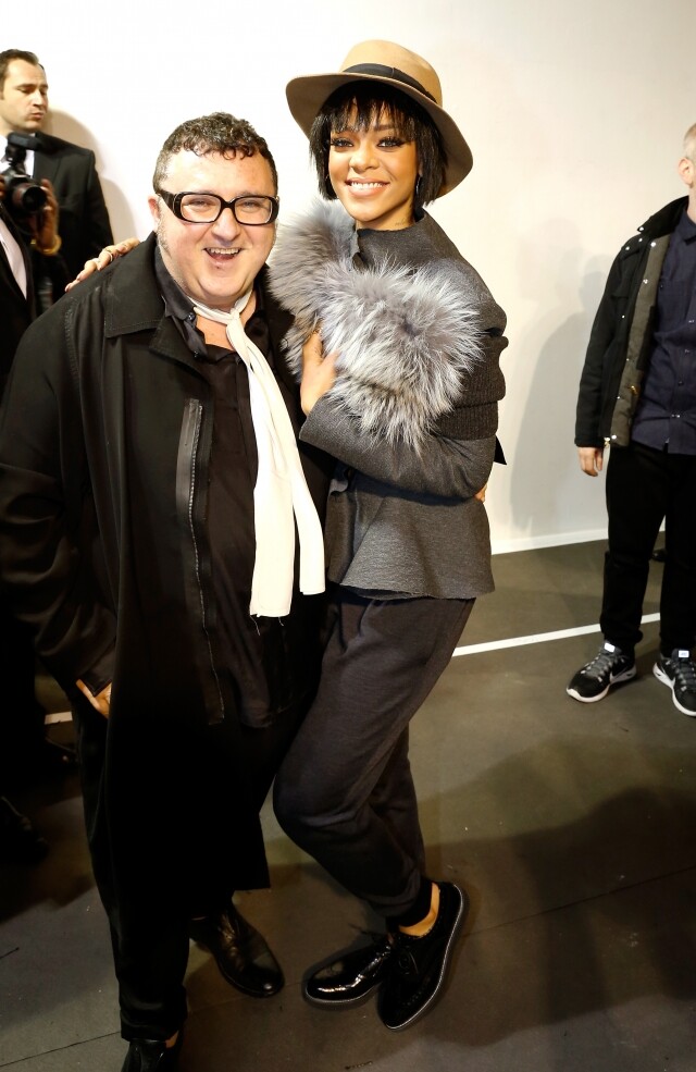 Rihanna 同樣是 Alber Elbaz 的支持者 Rihanna 同樣是 Alber Elbaz 的支持者