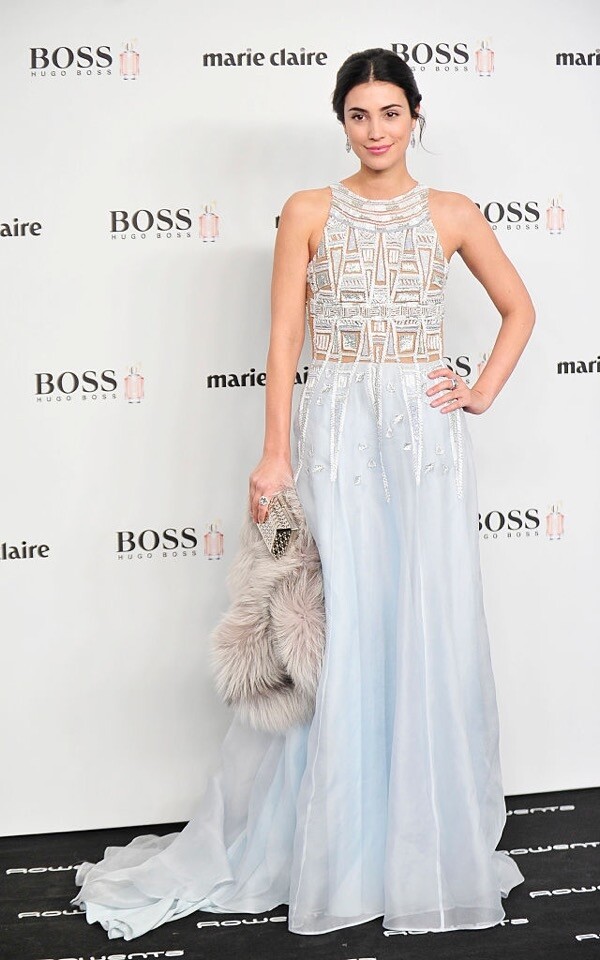 出席時裝雜誌年度頒獎典禮時，Alessandra de Osma 就穿上淡藍色晚禮服