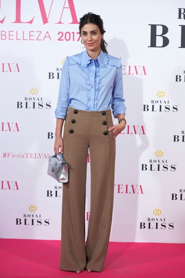 當出席 2017 年的 Telva Beauty Awards 時，Alessandra de Osma 穿上花邊立領藍色恤衫配以啡色長褲，高腰剪裁拉長下身比例，讓 Alessandra de Osma 更顯高。