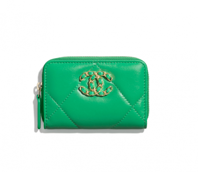 Chanel 19 拉鏈散紙包 $4,500 起 Chanel 19 拉鏈散紙包 $4,500 起