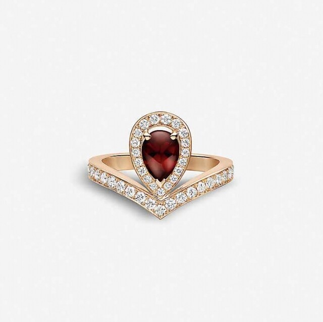 品牌也將石榴石放到大熱的 Joséphine Aigrette 戒指上，以玫瑰榴石結合鑽石及18K 玫瑰瑰金，創造出專屬的作品。