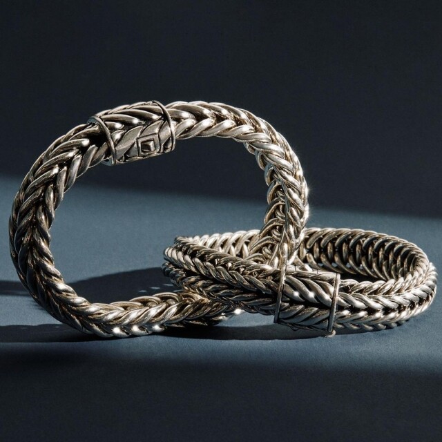 John Hardy 手鏈設計帶點極繁主義，比起一般設計簡約的純銀更添獨特，用來作為情侶手鏈當然不錯。