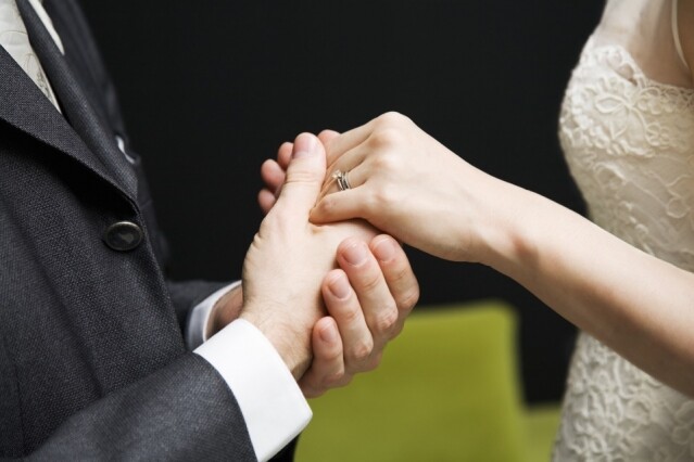 結婚戒指應該戴左手還是右手？有沒有特定的戴法？