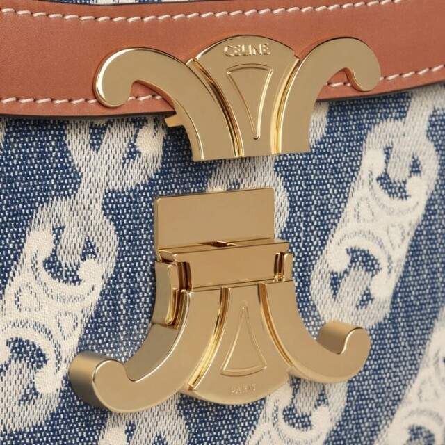 Celine Triopmphe 手袋系列，復古方型設計綴上了 Triomphe 標誌金屬袋扣