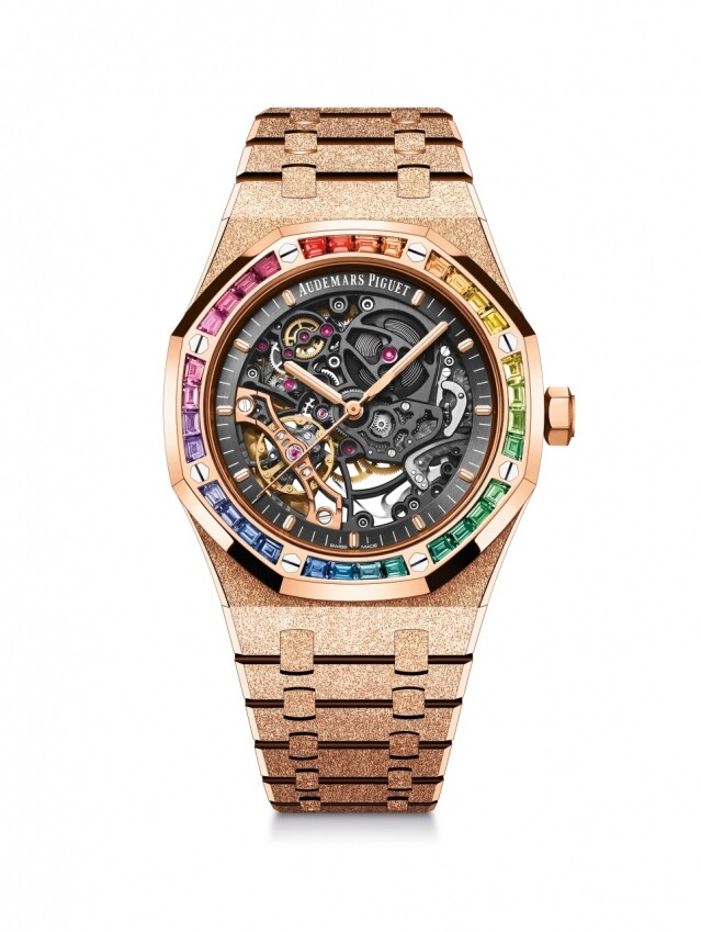 以 Audemars Piguet Royal Oak 手錶為例，系列中的霜金鏤空雙擺輪腕錶，除了配備品牌專利的雙擺輪鏤空機芯