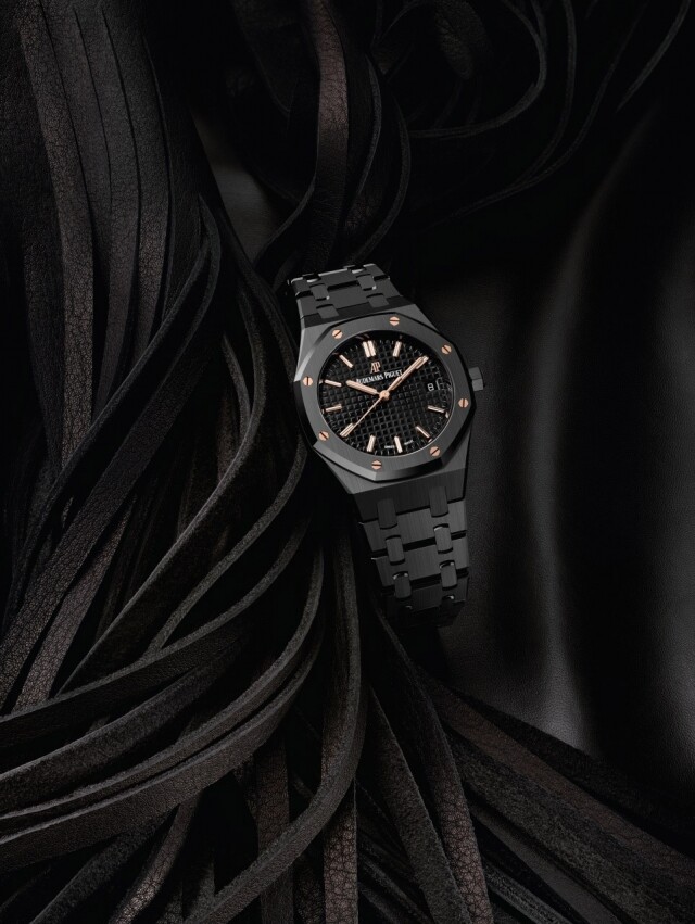 配襯極簡素色風格的低調手錶：黑色手錶