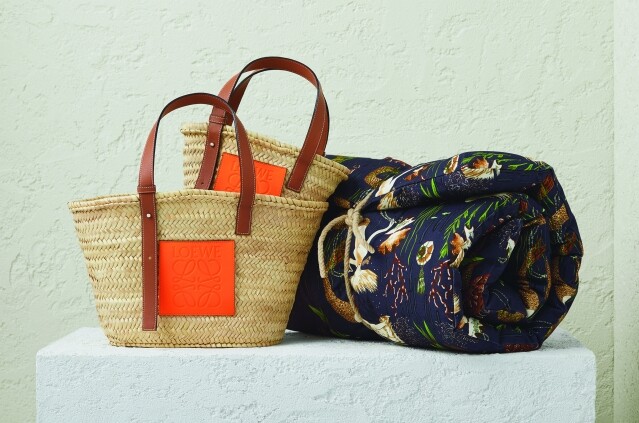 而近年不少品牌都推出了時尚感十足的編織袋，而最為人熟悉的一定是 Loewe 的草織袋