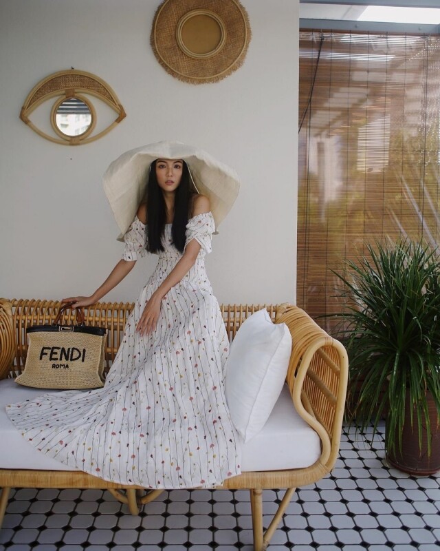 時尚博客 Yoyo Cao 都以 Fendi 的大尺寸草織袋配襯度假造型