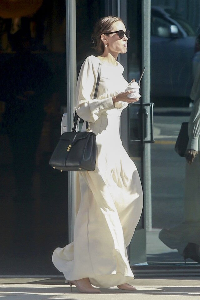 Angelia Jolie 對 Celine 16 系列手袋同樣是愛不釋手