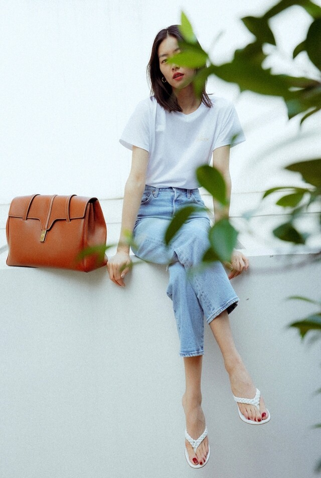 中國超模劉雯以 Celine Large Soft 16 系列手袋配襯 casual wear，流露著隨性的時尚感。