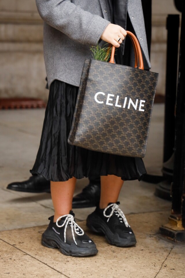 Celine Triomphe Canvas 手袋系列中，最為熱賣的必是 tote bag 設計