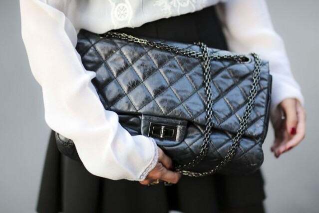 Chanel 2.55 手袋設計的最大特色是袋前的方型扣，被命名為「Mademoiselle Lock」
