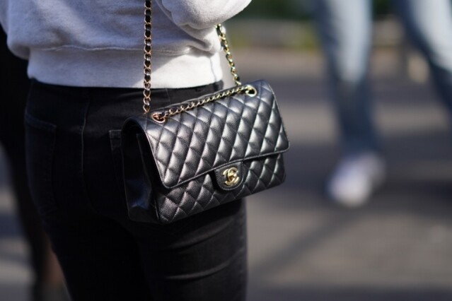 Chanel Classic 手袋最大的特色是袋扣用上了最具品牌 DNA 的雙 C logo