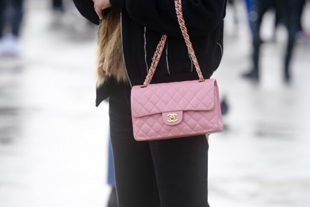 Chanel Classic 手袋於金屬鏈肩帶上都有了不一樣的細節設計，加入了皮革皮條交織