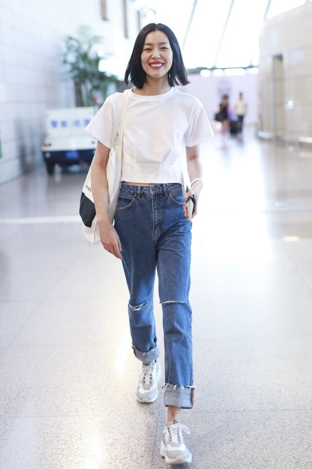 「大表姐」劉雯以最簡單的白 Tee 牛仔褲配搭 Daddy Shoes 「大表姐」劉雯以最簡單的白 Tee 牛仔褲配搭 Daddy Shoes